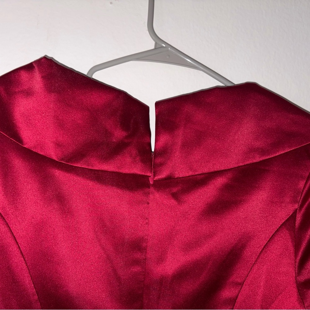 Red Satin Long-Sleeve Evening Dress with Appliqué Detail - Picture 14 of 15